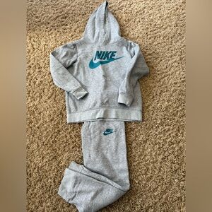 Nike joggers and sweatshirt boys size 7 large